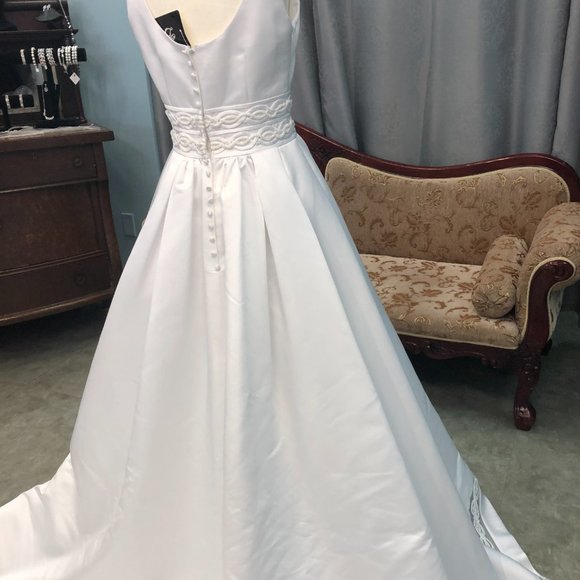 Sample Bridgerton Wedding Dress, Satin Aline ballgown, White Size 4, Reg $2599 - Picture 9 of 16